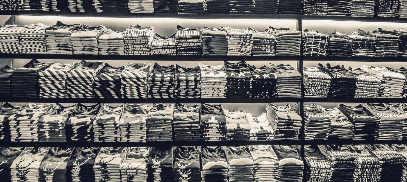 Gefaltete T-Shirts im Regal