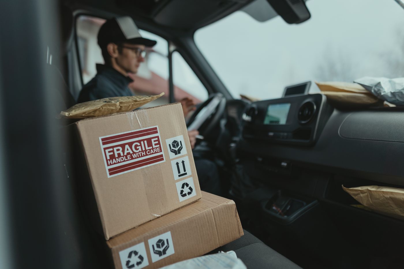 Lieferfahrer mit Paketen